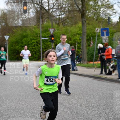 12.04.2026 - 45. Internationalen Wilhelmsburger Insellauf J. Mangold http://msf.ph/oto/9509721 12.04.2026 12:58:22 Ziel 2058, 3152, 4535, 5260, 2493, 2550, 3479, 4873, 4344, 3889, 3309, 5613, 3525, 5422, 3088, 3255, 5174, 5846, 5846, 3286, 3623, 4822, 2015, 3926 meine-sportfotos.de