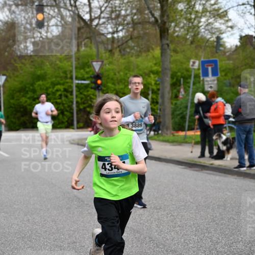 12.04.2026 - 45. Internationalen Wilhelmsburger Insellauf J. Mangold http://msf.ph/oto/9509723 12.04.2026 12:58:22 Ziel 2058, 3152, 4535, 5260, 2493, 2550, 3479, 4873, 4344, 3889, 3309, 5613, 3525, 5422, 3088, 3255, 5174, 5846, 5846, 3286, 3623, 4822, 2015, 3926 meine-sportfotos.de