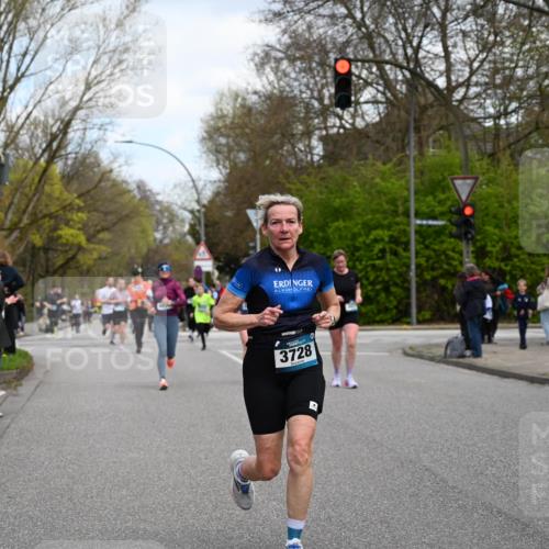12.04.2026 - 45. Internationalen Wilhelmsburger Insellauf J. Mangold http://msf.ph/oto/9509801 12.04.2026 12:58:42 Ziel 3309, 5613, 3525, 5422, 3088, 3255, 5174, 5846, 3286, 3623, 4822, 2015, 2015, 3926, 3728, 4023, 2009, 4875, 5276, 3017, 5111, 5124, 5644, 5718, 2082, 4741, 5191, 4287, 5219, 2068, 3246, 4035, 5244, 4128, 4565, 5079, 4395 meine-sportfotos.de