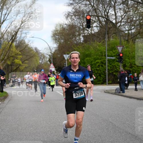 12.04.2026 - 45. Internationalen Wilhelmsburger Insellauf J. Mangold http://msf.ph/oto/9509802 12.04.2026 12:58:42 Ziel 3309, 5613, 3525, 5422, 3088, 3255, 5174, 5846, 3286, 3623, 4822, 2015, 2015, 3926, 3728, 4023, 2009, 4875, 5276, 3017, 5111, 5124, 5644, 5718, 2082, 4741, 5191, 4287, 5219, 2068, 3246, 4035, 5244, 4128, 4565, 5079, 4395 meine-sportfotos.de