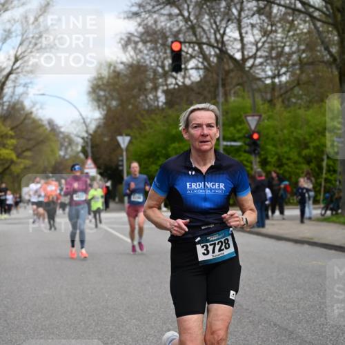 12.04.2026 - 45. Internationalen Wilhelmsburger Insellauf J. Mangold http://msf.ph/oto/9509811 12.04.2026 12:58:42 Ziel 3309, 5613, 3525, 5422, 3088, 3255, 5174, 5846, 3286, 3623, 4822, 2015, 2015, 3926, 3728, 4023, 2009, 4875, 5276, 3017, 5111, 5124, 5644, 5718, 2082, 4741, 5191, 4287, 5219, 2068, 3246, 4035, 5244, 4128, 4565, 5079, 4395 meine-sportfotos.de