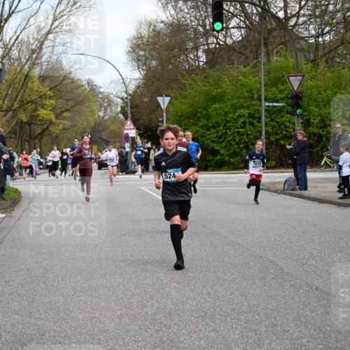 12.04.2026 - 45. Internationalen Wilhelmsburger Insellauf J. Mangold http://msf.ph/oto/9509955 12.04.2026 12:59:05 Ziel 2015, 3926, 3728, 4023, 2009, 4875, 5276, 3017, 5111, 5124, 5644, 5718, 2082, 4741, 5191, 4287, 5219, 2068, 3246, 4035, 5244, 4128, 4565, 5079, 4395, 4395, 4187, 5067, 2069, 4761, 5179, 3192, 5635, 4917, 4171, 4170, 5011, 4781, 4872, 4581, 5338, 5339, 2006, 4096, 5081, 4623 meine-sportfotos.de