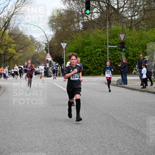 12.04.2026 - 45. Internationalen Wilhelmsburger Insellauf J. Mangold http://msf.ph/oto/9509958 12.04.2026 12:59:05 Ziel 2015, 3926, 3728, 4023, 2009, 4875, 5276, 3017, 5111, 5124, 5644, 5718, 2082, 4741, 5191, 4287, 5219, 2068, 3246, 4035, 5244, 4128, 4565, 5079, 4395, 4395, 4187, 5067, 2069, 4761, 5179, 3192, 5635, 4917, 4171, 4170, 5011, 4781, 4872, 4581, 5338, 5339, 2006, 4096, 5081, 4623 meine-sportfotos.de