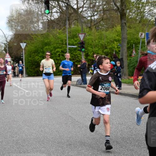 12.04.2026 - 45. Internationalen Wilhelmsburger Insellauf J. Mangold http://msf.ph/oto/9509969 12.04.2026 12:59:07 Ziel 2015, 3926, 3728, 4023, 2009, 4875, 5276, 3017, 5111, 5124, 5644, 5718, 2082, 4741, 5191, 4287, 5219, 2068, 3246, 4035, 5244, 4128, 4565, 5079, 4395, 4187, 4187, 5067, 2069, 4761, 5179, 3192, 5635, 4917, 4171, 4170, 5011, 4781, 4872, 4581, 5338, 5339, 2006, 4096, 5081, 4623, 4620 meine-sportfotos.de