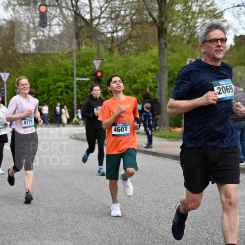 12.04.2026 - 45. Internationalen Wilhelmsburger Insellauf J. Mangold http://msf.ph/oto/9510033 12.04.2026 12:59:18 Ziel 5111, 5124, 5644, 5718, 2082, 4741, 5191, 4287, 5219, 2068, 3246, 4035, 5244, 4128, 4565, 5079, 4395, 4187, 5067, 2069, 4761, 5179, 3192, 5635, 4917, 4171, 4170, 5011, 5011, 4781, 4872, 4581, 5338, 5339, 2006, 4096, 5081, 4623, 4620, 4620, 3999, 5183, 5863, 5550, 5074, 5467, 3972, 2984 meine-sportfotos.de