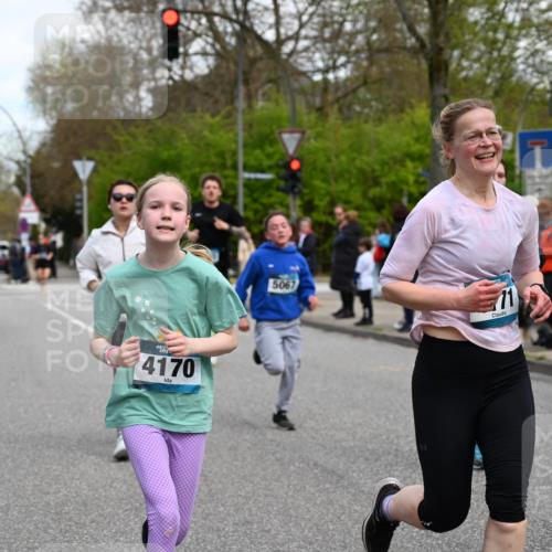 12.04.2026 - 45. Internationalen Wilhelmsburger Insellauf J. Mangold http://msf.ph/oto/9510046 12.04.2026 12:59:19 Ziel 5718, 2082, 4741, 5191, 4287, 5219, 2068, 3246, 4035, 5244, 4128, 4565, 5079, 4395, 4187, 5067, 2069, 4761, 5179, 3192, 5635, 4917, 4171, 4170, 5011, 4781, 4872, 4581, 5338, 5339, 2006, 4096, 5081, 4623, 4620, 3999, 5183, 5863, 5550, 5074, 5467, 3972, 2984 meine-sportfotos.de