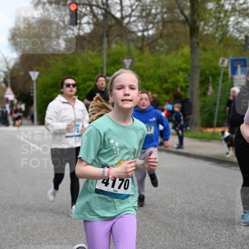 12.04.2026 - 45. Internationalen Wilhelmsburger Insellauf J. Mangold http://msf.ph/oto/9510050 12.04.2026 12:59:20 Ziel 5718, 2082, 4741, 5191, 4287, 5219, 2068, 3246, 4035, 5244, 4128, 4565, 5079, 4395, 4187, 5067, 2069, 4761, 5179, 3192, 5635, 4917, 4171, 4170, 5011, 4781, 4781, 4872, 4581, 5338, 5339, 2006, 4096, 5081, 4623, 4620, 3999, 5183, 5863, 5550, 5074, 5467, 3972, 2984, 2063 meine-sportfotos.de