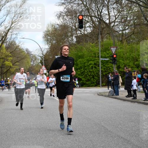 12.04.2026 - 45. Internationalen Wilhelmsburger Insellauf J. Mangold http://msf.ph/oto/9510066 12.04.2026 12:59:24 Ziel 5244, 4128, 4565, 5079, 4395, 4187, 5067, 2069, 4761, 5179, 3192, 5635, 4917, 4171, 4170, 5011, 4781, 4872, 4581, 5338, 5339, 2006, 4096, 5081, 4623, 4620, 3999, 5183, 5863, 5863, 5550, 5074, 5467, 3972, 2984, 2063, 2735, 5657, 4782, 2117 meine-sportfotos.de
