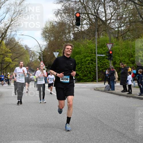 12.04.2026 - 45. Internationalen Wilhelmsburger Insellauf J. Mangold http://msf.ph/oto/9510068 12.04.2026 12:59:24 Ziel 5244, 4128, 4565, 5079, 4395, 4187, 5067, 2069, 4761, 5179, 3192, 5635, 4917, 4171, 4170, 5011, 4781, 4872, 4581, 5338, 5339, 2006, 4096, 5081, 4623, 4620, 3999, 5183, 5863, 5863, 5550, 5074, 5467, 3972, 2984, 2063, 2735, 5657, 4782, 2117 meine-sportfotos.de