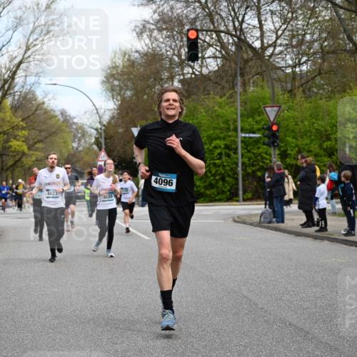 12.04.2026 - 45. Internationalen Wilhelmsburger Insellauf J. Mangold http://msf.ph/oto/9510071 12.04.2026 12:59:24 Ziel 5244, 4128, 4565, 5079, 4395, 4187, 5067, 2069, 4761, 5179, 3192, 5635, 4917, 4171, 4170, 5011, 4781, 4872, 4581, 5338, 5339, 2006, 4096, 5081, 4623, 4620, 3999, 5183, 5863, 5863, 5550, 5074, 5467, 3972, 2984, 2063, 2735, 5657, 4782, 2117 meine-sportfotos.de