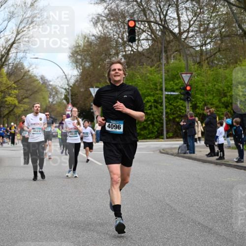 12.04.2026 - 45. Internationalen Wilhelmsburger Insellauf J. Mangold http://msf.ph/oto/9510072 12.04.2026 12:59:24 Ziel 5244, 4128, 4565, 5079, 4395, 4187, 5067, 2069, 4761, 5179, 3192, 5635, 4917, 4171, 4170, 5011, 4781, 4872, 4581, 5338, 5339, 2006, 4096, 5081, 4623, 4620, 3999, 5183, 5863, 5863, 5550, 5074, 5467, 3972, 2984, 2063, 2735, 5657, 4782, 2117 meine-sportfotos.de