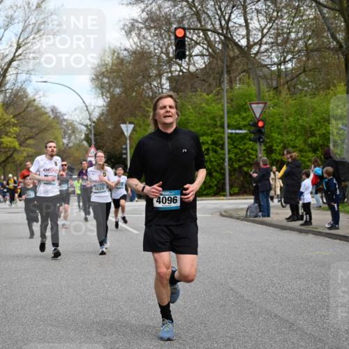 12.04.2026 - 45. Internationalen Wilhelmsburger Insellauf J. Mangold http://msf.ph/oto/9510074 12.04.2026 12:59:25 Ziel 5244, 4128, 4565, 5079, 4395, 4187, 5067, 2069, 4761, 5179, 3192, 5635, 4917, 4171, 4170, 5011, 4781, 4872, 4581, 5338, 5339, 5339, 2006, 4096, 5081, 4623, 4620, 3999, 5183, 5863, 5550, 5550, 5074, 5467, 3972, 2984, 2063, 2735, 5657, 4782, 2117 meine-sportfotos.de