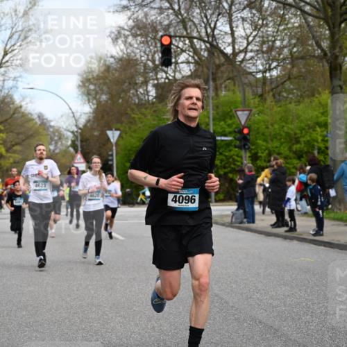 12.04.2026 - 45. Internationalen Wilhelmsburger Insellauf J. Mangold http://msf.ph/oto/9510078 12.04.2026 12:59:25 Ziel 5244, 4128, 4565, 5079, 4395, 4187, 5067, 2069, 4761, 5179, 3192, 5635, 4917, 4171, 4170, 5011, 4781, 4872, 4581, 5338, 5339, 5339, 2006, 4096, 5081, 4623, 4620, 3999, 5183, 5863, 5550, 5550, 5074, 5467, 3972, 2984, 2063, 2735, 5657, 4782, 2117 meine-sportfotos.de