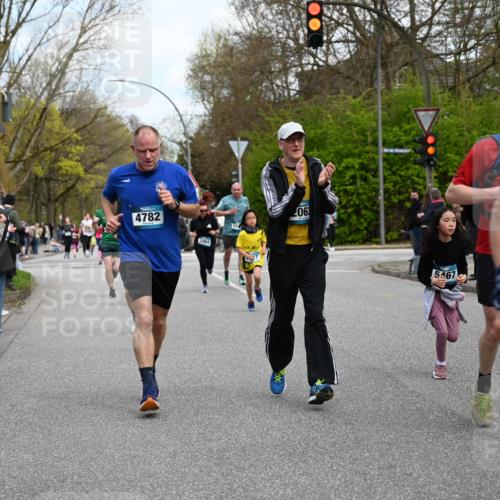 12.04.2026 - 45. Internationalen Wilhelmsburger Insellauf J. Mangold http://msf.ph/oto/9510159 12.04.2026 12:59:41 Ziel 5011, 4781, 4872, 4581, 5338, 5339, 2006, 4096, 5081, 4623, 4620, 3999, 5183, 5863, 5550, 5074, 5467, 3972, 3972, 2984, 2063, 2735, 5657, 4782, 2117, 2683, 4983, 3403, 4530, 5107, 5120, 2291, 5104, 5670, 5145, 5669, 2291, 5104, 5670, 5145, 5669, 3212, 3167, 3318, 3314, 3165, 4698, 4962, 5798, 4074, 5828 meine-sportfotos.de
