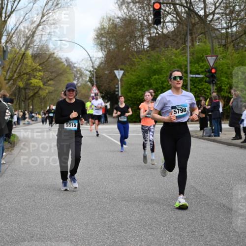 12.04.2026 - 45. Internationalen Wilhelmsburger Insellauf J. Mangold http://msf.ph/oto/9510300 12.04.2026 13:00:07 Ziel 2984, 2063, 2735, 5657, 4782, 2117, 2683, 4983, 3403, 4530, 5107, 5120, 2291, 5104, 5670, 5145, 5669, 3212, 3167, 3318, 3314, 3165, 4698, 4962, 5798, 4074, 5828, 5610, 5083, 5083, 4410, 3378, 5012, 2303, 4997, 4397, 5854, 5737 meine-sportfotos.de