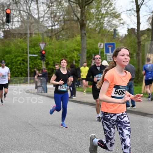 12.04.2026 - 45. Internationalen Wilhelmsburger Insellauf J. Mangold http://msf.ph/oto/9510330 12.04.2026 13:00:10 Ziel 2735, 5657, 4782, 2117, 2683, 4983, 3403, 4530, 5107, 5120, 2291, 5104, 5670, 5145, 5669, 3212, 3167, 3318, 3314, 3165, 4698, 4962, 5798, 4074, 5828, 5610, 5083, 4410, 4410, 3378, 5012, 2303, 4997, 4397, 5854, 5737, 5412, 4826, 3136, 4098 meine-sportfotos.de