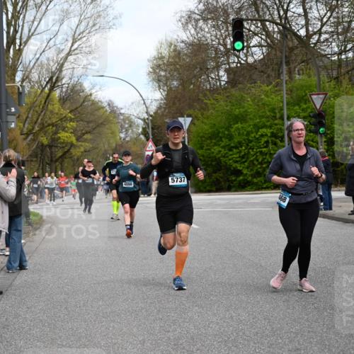 12.04.2026 - 45. Internationalen Wilhelmsburger Insellauf J. Mangold http://msf.ph/oto/9510464 12.04.2026 13:00:34 Ziel 4410, 3378, 5012, 2303, 4997, 4397, 5854, 5737, 5412, 4826, 3136, 4098, 4468, 2964, 5311, 4707, 4696, 5777, 3166, 4702, 4407, 4827, 4622, 5799, 4537, 4538, 4830, 4354, 4772, 4355, 5106, 4332, 5765, 4944, 4546 meine-sportfotos.de