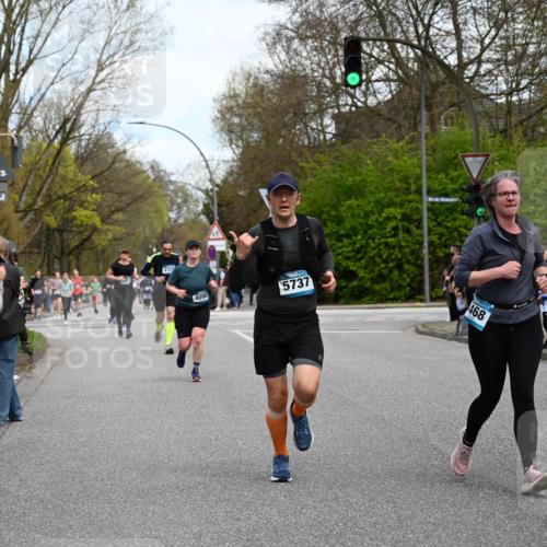 12.04.2026 - 45. Internationalen Wilhelmsburger Insellauf J. Mangold http://msf.ph/oto/9510470 12.04.2026 13:00:35 Ziel 4410, 3378, 5012, 2303, 4997, 4397, 5854, 5737, 5412, 4826, 3136, 4098, 4468, 2964, 5311, 4707, 4696, 5777, 3166, 4702, 4407, 4827, 4622, 5799, 4537, 4538, 4830, 4354, 4772, 4355, 5106, 4332, 5765, 4944, 4546, 5485 meine-sportfotos.de