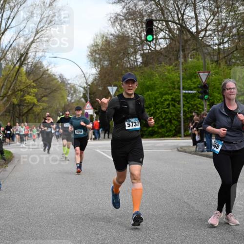 12.04.2026 - 45. Internationalen Wilhelmsburger Insellauf J. Mangold http://msf.ph/oto/9510472 12.04.2026 13:00:35 Ziel 4410, 3378, 5012, 2303, 4997, 4397, 5854, 5737, 5412, 4826, 3136, 4098, 4468, 2964, 5311, 4707, 4696, 5777, 3166, 4702, 4407, 4827, 4622, 5799, 4537, 4538, 4830, 4354, 4772, 4355, 5106, 4332, 5765, 4944, 4546, 5485 meine-sportfotos.de