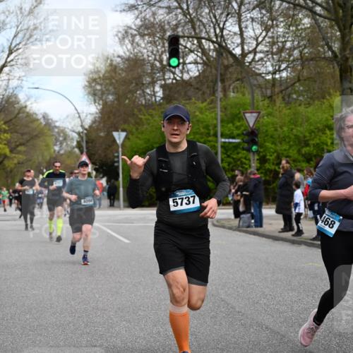 12.04.2026 - 45. Internationalen Wilhelmsburger Insellauf J. Mangold http://msf.ph/oto/9510478 12.04.2026 13:00:35 Ziel 4410, 3378, 5012, 2303, 4997, 4397, 5854, 5737, 5412, 4826, 3136, 4098, 4468, 2964, 5311, 4707, 4696, 5777, 3166, 4702, 4407, 4827, 4622, 5799, 4537, 4538, 4830, 4354, 4772, 4355, 5106, 4332, 5765, 4944, 4546, 5485 meine-sportfotos.de
