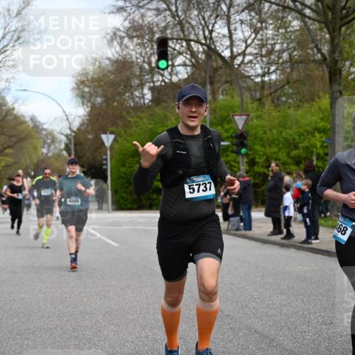 12.04.2026 - 45. Internationalen Wilhelmsburger Insellauf J. Mangold http://msf.ph/oto/9510480 12.04.2026 13:00:35 Ziel 4410, 3378, 5012, 2303, 4997, 4397, 5854, 5737, 5412, 4826, 3136, 4098, 4468, 2964, 5311, 4707, 4696, 5777, 3166, 4702, 4407, 4827, 4622, 5799, 4537, 4538, 4830, 4354, 4772, 4355, 5106, 4332, 5765, 4944, 4546, 5485 meine-sportfotos.de