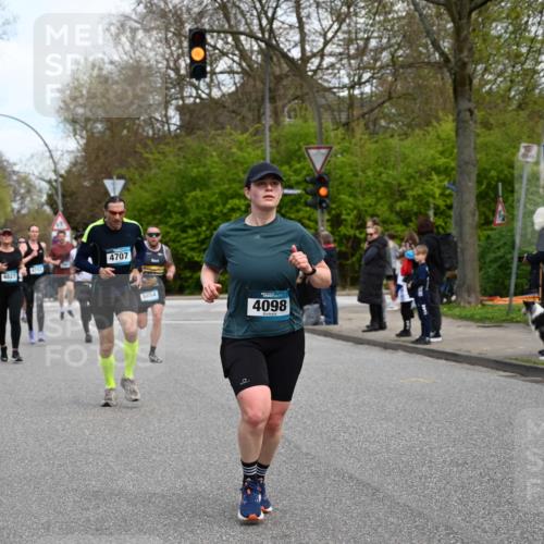 12.04.2026 - 45. Internationalen Wilhelmsburger Insellauf J. Mangold http://msf.ph/oto/9510504 12.04.2026 13:00:38 Ziel 3378, 5012, 2303, 4997, 4397, 5854, 5737, 5412, 4826, 3136, 4098, 4468, 2964, 5311, 4707, 4707, 4696, 5777, 3166, 4702, 4407, 4827, 4622, 5799, 4537, 4538, 4830, 4354, 4772, 4355, 5106, 4332, 5765, 4944, 4546, 5485, 4625, 4637, 3436, 3437, 2578, 4937 meine-sportfotos.de