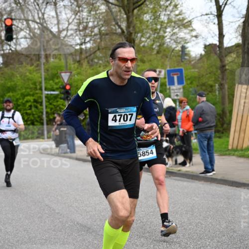 12.04.2026 - 45. Internationalen Wilhelmsburger Insellauf J. Mangold http://msf.ph/oto/9510528 12.04.2026 13:00:41 Ziel 3378, 5012, 2303, 4997, 4397, 5854, 5737, 5412, 4826, 3136, 4098, 4468, 2964, 5311, 4707, 4696, 4696, 5777, 3166, 4702, 4407, 4827, 4622, 5799, 4537, 4538, 4830, 4354, 4772, 4355, 5106, 4332, 5765, 4944, 4546, 5485, 4625, 4637, 3436, 3437, 2578, 4937, 5135, 5186, 4765 meine-sportfotos.de