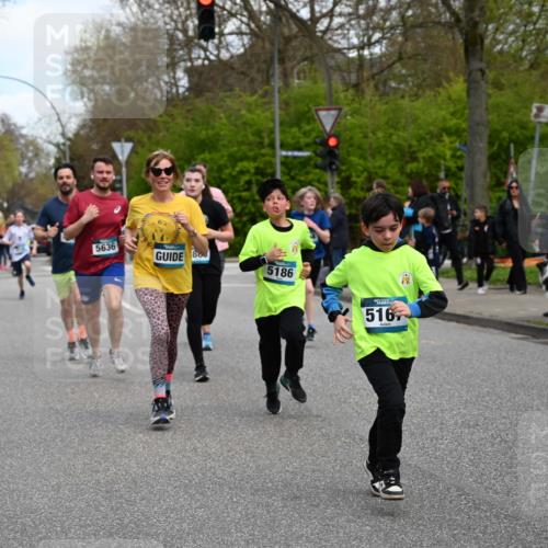 12.04.2026 - 45. Internationalen Wilhelmsburger Insellauf J. Mangold http://msf.ph/oto/9510713 12.04.2026 13:01:05 Ziel 4696, 5777, 3166, 4702, 4407, 4827, 4622, 5799, 4537, 4538, 4830, 4354, 4772, 4355, 5106, 4332, 5765, 4944, 4546, 5485, 4625, 4637, 3436, 3437, 2578, 4937, 5135, 5186, 4765, 5167, 4869, 5636, 3954, 5182, 4778, 5692, 4644, 4925, 5351, 5140, 4965, 3154, 4754, 4890, 4888, 4889, 5349, 3726, 5679, 5472, 5807, 5782, 4666, 5781, 5796, 2675, 2736 meine-sportfotos.de