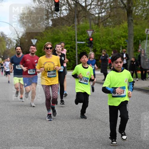 12.04.2026 - 45. Internationalen Wilhelmsburger Insellauf J. Mangold http://msf.ph/oto/9510716 12.04.2026 13:01:05 Ziel 4696, 5777, 3166, 4702, 4407, 4827, 4622, 5799, 4537, 4538, 4830, 4354, 4772, 4355, 5106, 4332, 5765, 4944, 4546, 5485, 4625, 4637, 3436, 3437, 2578, 4937, 5135, 5186, 4765, 5167, 4869, 5636, 3954, 5182, 4778, 5692, 4644, 4925, 5351, 5140, 4965, 3154, 4754, 4890, 4888, 4889, 5349, 3726, 5679, 5472, 5807, 5782, 4666, 5781, 5796, 2675, 2736 meine-sportfotos.de