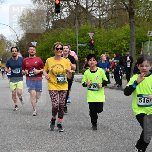 12.04.2026 - 45. Internationalen Wilhelmsburger Insellauf J. Mangold http://msf.ph/oto/9510720 12.04.2026 13:01:05 Ziel 4696, 5777, 3166, 4702, 4407, 4827, 4622, 5799, 4537, 4538, 4830, 4354, 4772, 4355, 5106, 4332, 5765, 4944, 4546, 5485, 4625, 4637, 3436, 3437, 2578, 4937, 5135, 5186, 4765, 5167, 4869, 5636, 3954, 5182, 4778, 5692, 4644, 4925, 5351, 5140, 4965, 3154, 4754, 4890, 4888, 4889, 5349, 3726, 5679, 5472, 5807, 5782, 4666, 5781, 5796, 2675, 2736 meine-sportfotos.de