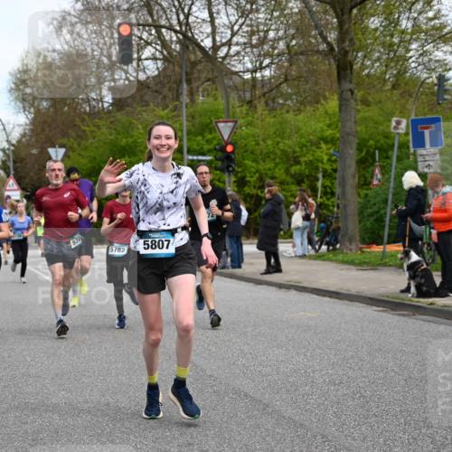 12.04.2026 - 45. Internationalen Wilhelmsburger Insellauf J. Mangold http://msf.ph/oto/9510853 12.04.2026 13:01:28 Ziel 5135, 5186, 4765, 5167, 4869, 5636, 3954, 5182, 4778, 5692, 4644, 4925, 5351, 5140, 4965, 3154, 4754, 4890, 4888, 4889, 5349, 3726, 5679, 5472, 5807, 5782, 4666, 5781, 5796, 2675, 2736, 2736, 3995, 5188, 5852, 3626, 5409, 5059, 2083, 5176, 4423, 2185, 5100 meine-sportfotos.de