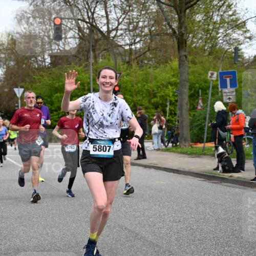 12.04.2026 - 45. Internationalen Wilhelmsburger Insellauf J. Mangold http://msf.ph/oto/9510857 12.04.2026 13:01:28 Ziel 5135, 5186, 4765, 5167, 4869, 5636, 3954, 5182, 4778, 5692, 4644, 4925, 5351, 5140, 4965, 3154, 4754, 4890, 4888, 4889, 5349, 3726, 5679, 5472, 5807, 5782, 4666, 5781, 5796, 2675, 2736, 2736, 3995, 5188, 5852, 3626, 5409, 5059, 2083, 5176, 4423, 2185, 5100 meine-sportfotos.de