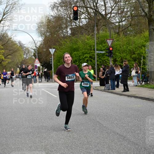 12.04.2026 - 45. Internationalen Wilhelmsburger Insellauf J. Mangold http://msf.ph/oto/9510903 12.04.2026 13:01:35 Ziel 5692, 4644, 4925, 5351, 5140, 4965, 3154, 4754, 4890, 4888, 4889, 5349, 3726, 5679, 5472, 5807, 5782, 4666, 5781, 5796, 2675, 2736, 3995, 5188, 5852, 3626, 5409, 5059, 2083, 5176, 4423, 4423, 2185, 5100, 4422, 2733, 4433, 2738, 3129 meine-sportfotos.de