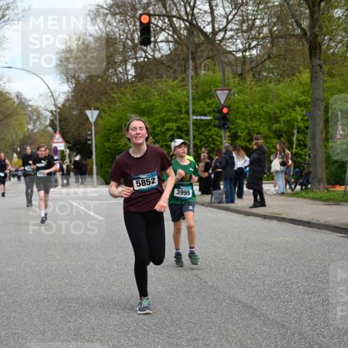 12.04.2026 - 45. Internationalen Wilhelmsburger Insellauf J. Mangold http://msf.ph/oto/9510907 12.04.2026 13:01:35 Ziel 5692, 4644, 4925, 5351, 5140, 4965, 3154, 4754, 4890, 4888, 4889, 5349, 3726, 5679, 5472, 5807, 5782, 4666, 5781, 5796, 2675, 2736, 3995, 5188, 5852, 3626, 5409, 5059, 2083, 5176, 4423, 4423, 2185, 5100, 4422, 2733, 4433, 2738, 3129 meine-sportfotos.de