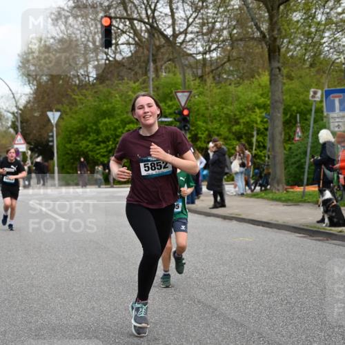 12.04.2026 - 45. Internationalen Wilhelmsburger Insellauf J. Mangold http://msf.ph/oto/9510914 12.04.2026 13:01:36 Ziel 4925, 5351, 5140, 4965, 3154, 4754, 4890, 4888, 4889, 5349, 3726, 5679, 5472, 5807, 5782, 4666, 5781, 5796, 2675, 2736, 3995, 5188, 5852, 3626, 5409, 5059, 2083, 5176, 4423, 2185, 5100, 4422, 2733, 4433, 2738, 3129, 3616 meine-sportfotos.de
