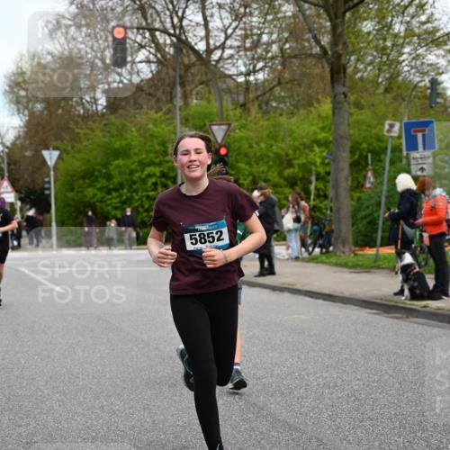 12.04.2026 - 45. Internationalen Wilhelmsburger Insellauf J. Mangold http://msf.ph/oto/9510916 12.04.2026 13:01:36 Ziel 4925, 5351, 5140, 4965, 3154, 4754, 4890, 4888, 4889, 5349, 3726, 5679, 5472, 5807, 5782, 4666, 5781, 5796, 2675, 2736, 3995, 5188, 5852, 3626, 5409, 5059, 2083, 5176, 4423, 2185, 5100, 4422, 2733, 4433, 2738, 3129, 3616 meine-sportfotos.de