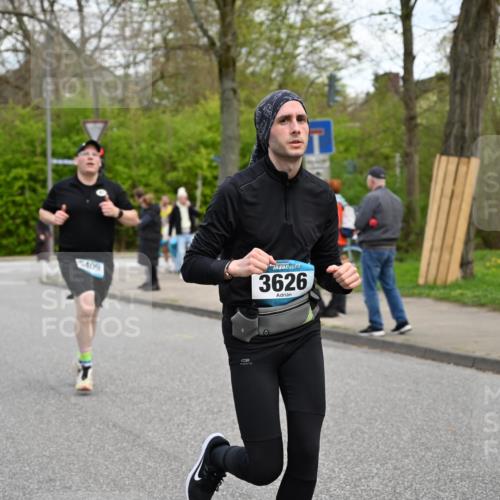 12.04.2026 - 45. Internationalen Wilhelmsburger Insellauf J. Mangold http://msf.ph/oto/9510943 12.04.2026 13:01:42 Ziel 5679, 5472, 5807, 5782, 4666, 5781, 5796, 2675, 2736, 3995, 5188, 5852, 3626, 5409, 5059, 2083, 2083, 5176, 4423, 2185, 5100, 4422, 2733, 4433, 2738, 3129, 3616, 5181, 5117, 3663, 5540, 5137, 4527, 4606, 5455, 4817, 4818 meine-sportfotos.de
