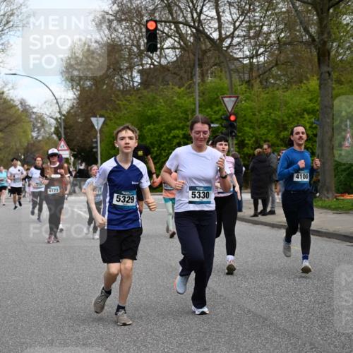 12.04.2026 - 45. Internationalen Wilhelmsburger Insellauf J. Mangold http://msf.ph/oto/9511290 12.04.2026 13:02:34 Ziel 2057, 5068, 3858, 3859, 4525, 4072, 2086, 5827, 4310, 4308, 5165, 4584, 5123, 5177, 5178, 5658, 4235, 3128, 5175, 3510, 4618, 4617, 4990, 3170, 4719, 4854, 3761, 4253, 5022, 4239, 3618, 3784, 5329, 5330, 4099, 4576, 4100, 2023, 5091, 5072, 5072, 5061, 4858, 5730, 4760, 5197, 5077, 5151, 4805, 4797, 4123, 4650, 5162, 4816, 3454, 3062, 4523, 2704, 4413, 5428, 2938, 5116, 4267, 2939, 5138, 3489 meine-sportfotos.de