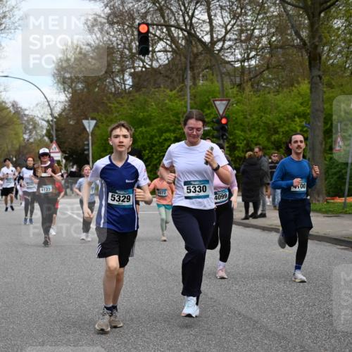 12.04.2026 - 45. Internationalen Wilhelmsburger Insellauf J. Mangold http://msf.ph/oto/9511291 12.04.2026 13:02:34 Ziel 2057, 5068, 3858, 3859, 4525, 4072, 2086, 5827, 4310, 4308, 5165, 4584, 5123, 5177, 5178, 5658, 4235, 3128, 5175, 3510, 4618, 4617, 4990, 3170, 4719, 4854, 3761, 4253, 5022, 4239, 3618, 3784, 5329, 5330, 4099, 4576, 4100, 2023, 5091, 5072, 5072, 5061, 4858, 5730, 4760, 5197, 5077, 5151, 4805, 4797, 4123, 4650, 5162, 4816, 3454, 3062, 4523, 2704, 4413, 5428, 2938, 5116, 4267, 2939, 5138, 3489 meine-sportfotos.de