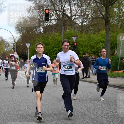 12.04.2026 - 45. Internationalen Wilhelmsburger Insellauf J. Mangold http://msf.ph/oto/9511292 12.04.2026 13:02:34 Ziel 2057, 5068, 3858, 3859, 4525, 4072, 2086, 5827, 4310, 4308, 5165, 4584, 5123, 5177, 5178, 5658, 4235, 3128, 5175, 3510, 4618, 4617, 4990, 3170, 4719, 4854, 3761, 4253, 5022, 4239, 3618, 3784, 5329, 5330, 4099, 4576, 4100, 2023, 5091, 5072, 5072, 5061, 4858, 5730, 4760, 5197, 5077, 5151, 4805, 4797, 4123, 4650, 5162, 4816, 3454, 3062, 4523, 2704, 4413, 5428, 2938, 5116, 4267, 2939, 5138, 3489 meine-sportfotos.de