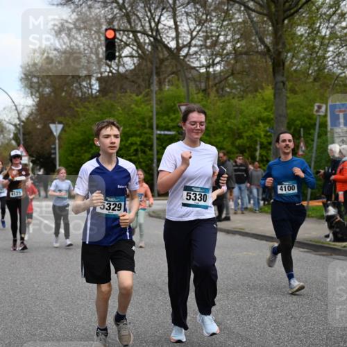 12.04.2026 - 45. Internationalen Wilhelmsburger Insellauf J. Mangold http://msf.ph/oto/9511295 12.04.2026 13:02:34 Ziel 2057, 5068, 3858, 3859, 4525, 4072, 2086, 5827, 4310, 4308, 5165, 4584, 5123, 5177, 5178, 5658, 4235, 3128, 5175, 3510, 4618, 4617, 4990, 3170, 4719, 4854, 3761, 4253, 5022, 4239, 3618, 3784, 5329, 5330, 4099, 4576, 4100, 2023, 5091, 5072, 5072, 5061, 4858, 5730, 4760, 5197, 5077, 5151, 4805, 4797, 4123, 4650, 5162, 4816, 3454, 3062, 4523, 2704, 4413, 5428, 2938, 5116, 4267, 2939, 5138, 3489 meine-sportfotos.de