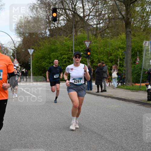 12.04.2026 - 45. Internationalen Wilhelmsburger Insellauf J. Mangold http://msf.ph/oto/9511426 12.04.2026 13:02:54 Ziel 3784, 5329, 5330, 4099, 4576, 4100, 2023, 5091, 5072, 5061, 4858, 5730, 4760, 5197, 5077, 5151, 4805, 4797, 4123, 4650, 5162, 4816, 3454, 3062, 4523, 2704, 4413, 5428, 2938, 5116, 4267, 2939, 5138, 3489, 5683, 5436, 3313, 5470, 4743, 4323, 3962, 3652, 2642, 4780, 5063, 2508, 5200 meine-sportfotos.de