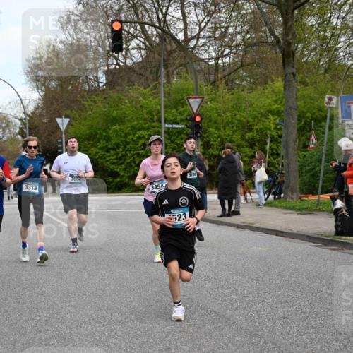 12.04.2026 - 45. Internationalen Wilhelmsburger Insellauf J. Mangold http://msf.ph/oto/9511448 12.04.2026 13:02:58 Ziel 5072, 5061, 4858, 5730, 4760, 5197, 5077, 5151, 4805, 4797, 4123, 4650, 5162, 4816, 3454, 3062, 4523, 2704, 4413, 5428, 2938, 5116, 4267, 2939, 5138, 3489, 5683, 5436, 3313, 5470, 4743, 4323, 3962, 3652, 2642, 4780, 5063, 2508, 5200, 5208, 4842, 2287, 4843, 4526, 5475, 2007, 3523 meine-sportfotos.de