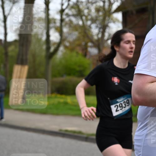 12.04.2026 - 45. Internationalen Wilhelmsburger Insellauf J. Mangold http://msf.ph/oto/9511485 12.04.2026 13:03:04 Ziel 5077, 5151, 4805, 4797, 4123, 4650, 5162, 4816, 3454, 3062, 4523, 2704, 4413, 5428, 2938, 5116, 4267, 2939, 5138, 3489, 5683, 5436, 3313, 5470, 4743, 4323, 3962, 3652, 2642, 4780, 5063, 2508, 2508, 5200, 5208, 4842, 2287, 4843, 4526, 5475, 2007, 3523, 4217, 5433, 5430, 5105, 2580, 2412, 5448, 5150 meine-sportfotos.de