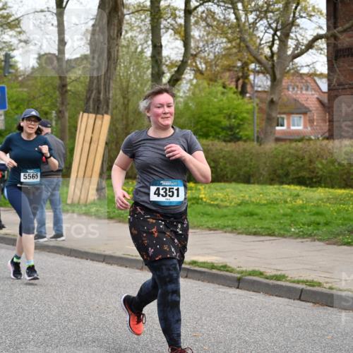 12.04.2026 - 45. Internationalen Wilhelmsburger Insellauf J. Mangold http://msf.ph/oto/9511735 12.04.2026 13:03:57 Ziel 5662, 5252, 4032, 4345, 2369, 3768, 5155, 4226, 5250, 4247, 2715, 4260, 3034, 5469, 2128, 5667, 2089, 3870, 5193, 2307, 5257, 4647, 5565, 4600, 5474, 4653, 5420, 5599, 5620, 4951, 4115, 4351, 4125, 4125, 5248, 5064, 4048, 5423, 5066, 5458, 5728 meine-sportfotos.de