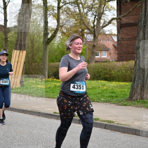 12.04.2026 - 45. Internationalen Wilhelmsburger Insellauf J. Mangold http://msf.ph/oto/9511738 12.04.2026 13:03:57 Ziel 5662, 5252, 4032, 4345, 2369, 3768, 5155, 4226, 5250, 4247, 2715, 4260, 3034, 5469, 2128, 5667, 2089, 3870, 5193, 2307, 5257, 4647, 5565, 4600, 5474, 4653, 5420, 5599, 5620, 4951, 4115, 4351, 4125, 4125, 5248, 5064, 4048, 5423, 5066, 5458, 5728 meine-sportfotos.de