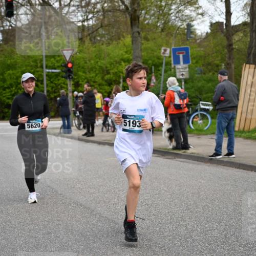 12.04.2026 - 45. Internationalen Wilhelmsburger Insellauf J. Mangold http://msf.ph/oto/9511750 12.04.2026 13:03:59 Ziel 5662, 5252, 4032, 4345, 2369, 3768, 5155, 4226, 5250, 4247, 2715, 4260, 3034, 5469, 2128, 5667, 2089, 3870, 5193, 2307, 5257, 4647, 5565, 4600, 5474, 4653, 5420, 5599, 5620, 4951, 4115, 4351, 4125, 5248, 5064, 4048, 5423, 5066, 5458, 5728, 5724 meine-sportfotos.de