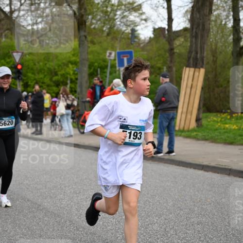 12.04.2026 - 45. Internationalen Wilhelmsburger Insellauf J. Mangold http://msf.ph/oto/9511755 12.04.2026 13:03:59 Ziel 5662, 5252, 4032, 4345, 2369, 3768, 5155, 4226, 5250, 4247, 2715, 4260, 3034, 5469, 2128, 5667, 2089, 3870, 5193, 2307, 5257, 4647, 5565, 4600, 5474, 4653, 5420, 5599, 5620, 4951, 4115, 4351, 4125, 5248, 5064, 4048, 5423, 5066, 5458, 5728, 5724 meine-sportfotos.de