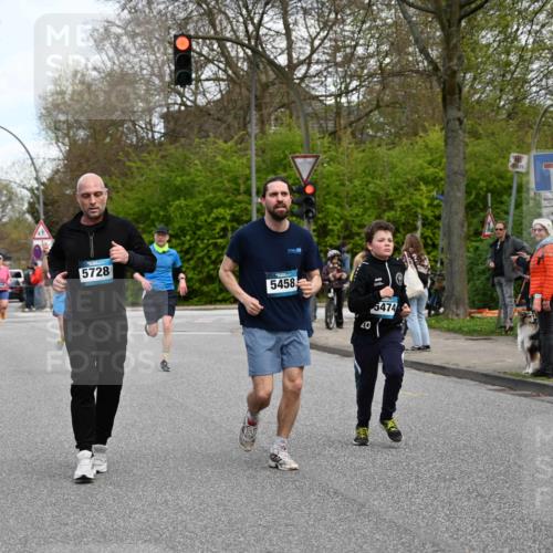 12.04.2026 - 45. Internationalen Wilhelmsburger Insellauf J. Mangold http://msf.ph/oto/9511808 12.04.2026 13:04:08 Ziel 4226, 5250, 4247, 2715, 4260, 3034, 5469, 2128, 5667, 2089, 3870, 5193, 2307, 5257, 4647, 5565, 4600, 5474, 4653, 5420, 5599, 5620, 4951, 4115, 4351, 4351, 4125, 5248, 5064, 4048, 5423, 5066, 5458, 5728, 5066, 5458, 5728, 5724, 2798, 5088 meine-sportfotos.de