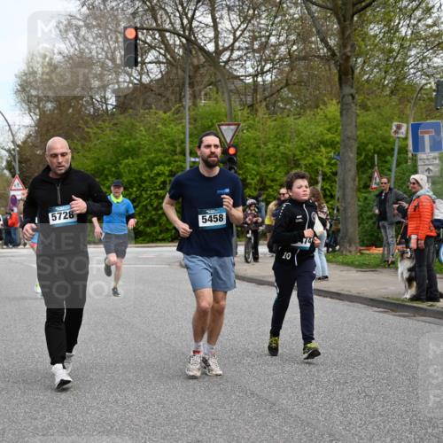 12.04.2026 - 45. Internationalen Wilhelmsburger Insellauf J. Mangold http://msf.ph/oto/9511809 12.04.2026 13:04:08 Ziel 4226, 5250, 4247, 2715, 4260, 3034, 5469, 2128, 5667, 2089, 3870, 5193, 2307, 5257, 4647, 5565, 4600, 5474, 4653, 5420, 5599, 5620, 4951, 4115, 4351, 4351, 4125, 5248, 5064, 4048, 5423, 5066, 5458, 5728, 5066, 5458, 5728, 5724, 2798, 5088 meine-sportfotos.de